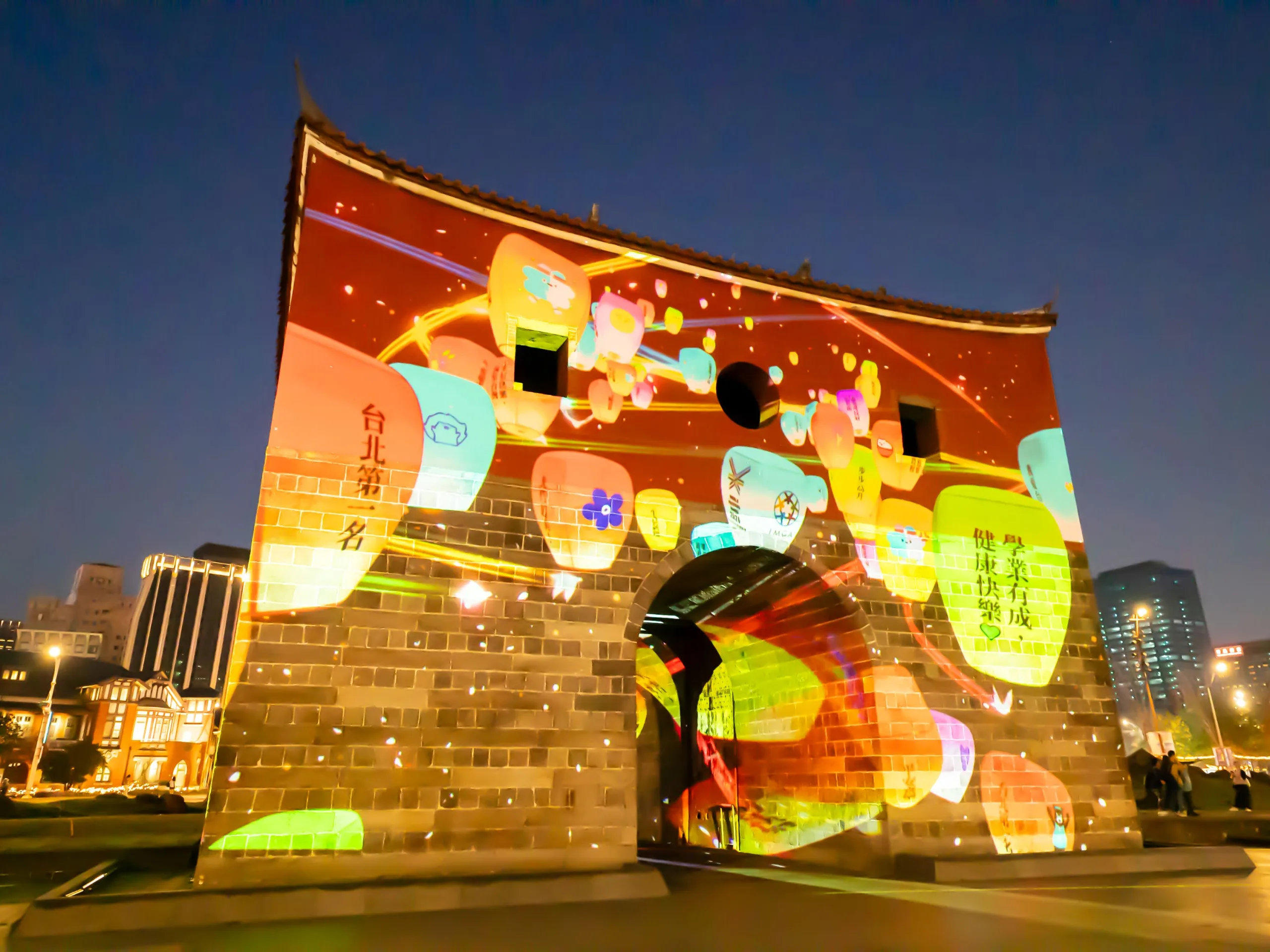 「北門の映像」と題された光の彫刻パフォーマンスは、初めてのインタラクティブな体験を導入しています。来場者はスマートフォンでQRコードをスキャンし、北門に自分の新年の願いや祝福を映し出すことができます。
