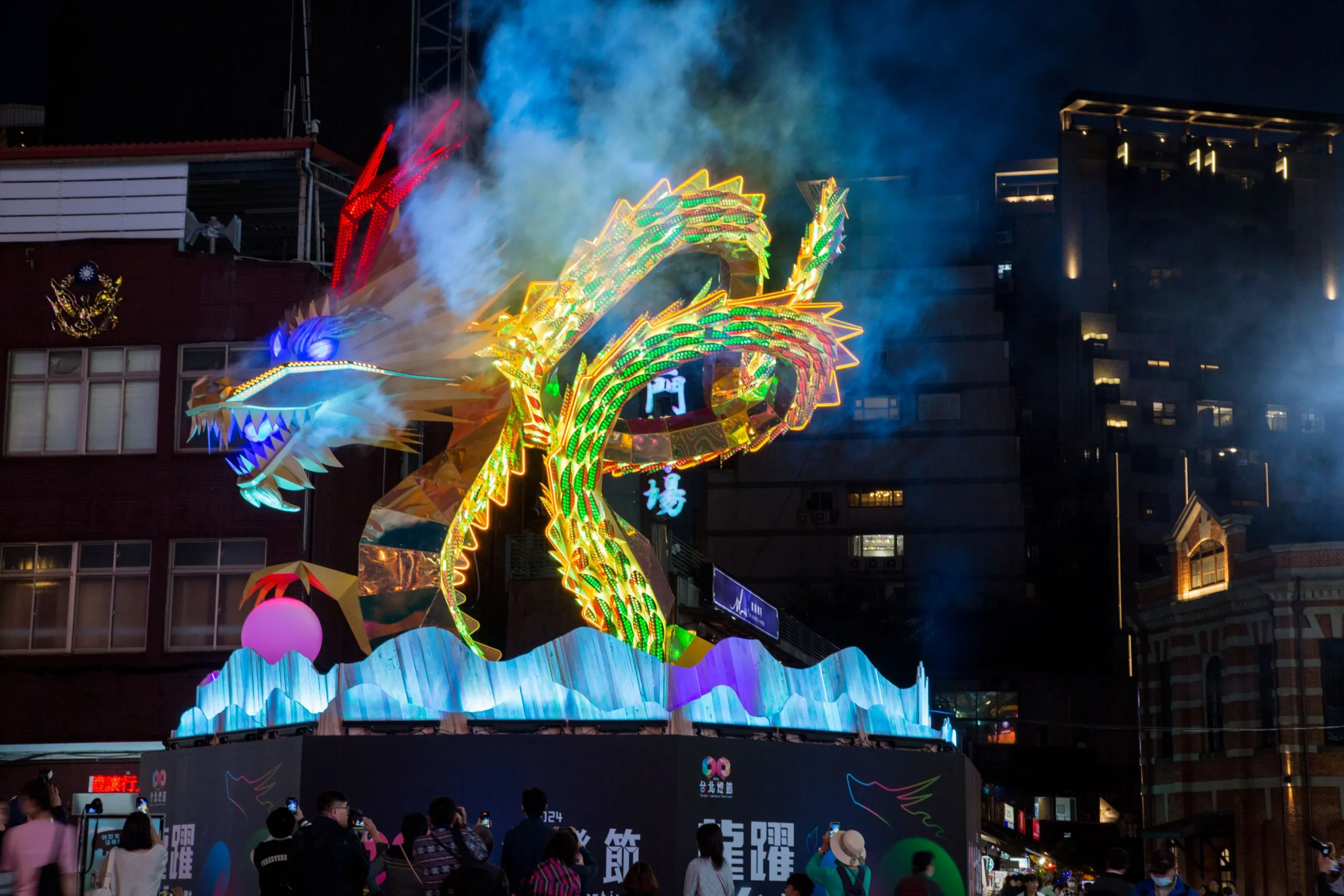 The main lantern at the Taipei Lantern Festival reaches a height of three stories, combining rich variations of light and shadow with a grand musical accompaniment.